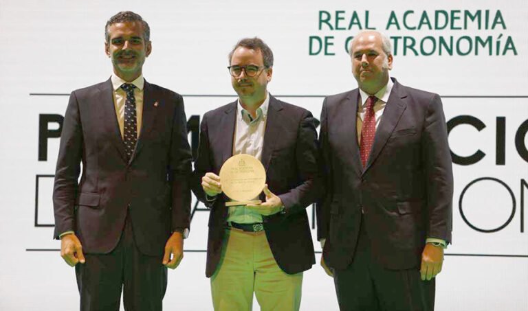 Ramón Fernández-Pacheco, con Paco Morales, del restaurante Noor, uno de los premiados.