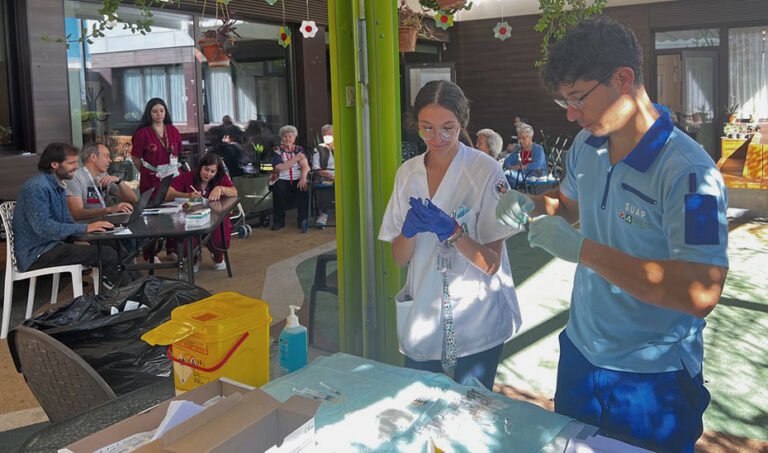 Vacunación contra la gripe y la covid en una residencia de Granada (archivo).
