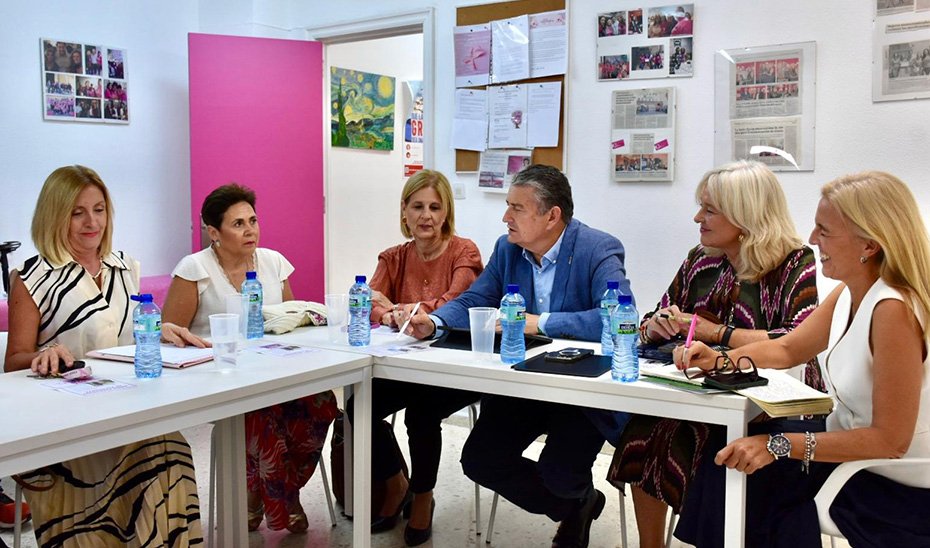 Reunión del consejero de Sanidad, Antonio Sanz, con la asociación AMMA de Jerez.