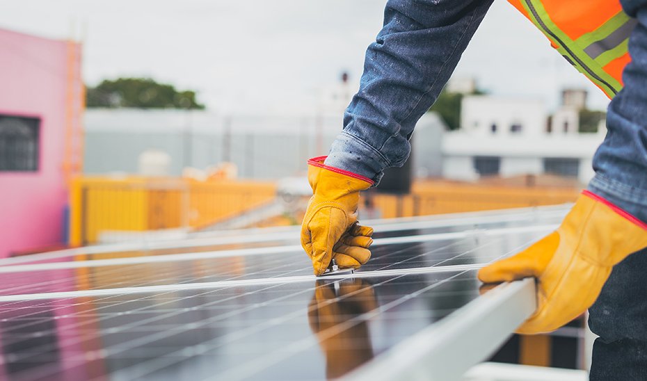 Un operador monta placas solares.