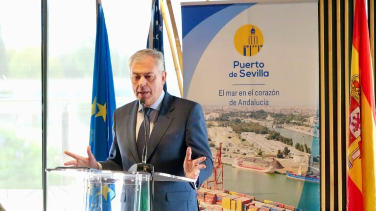 El-alcalde-Sanz-destaca-el-Puerto-de-Sevilla-como-motor.jpeg