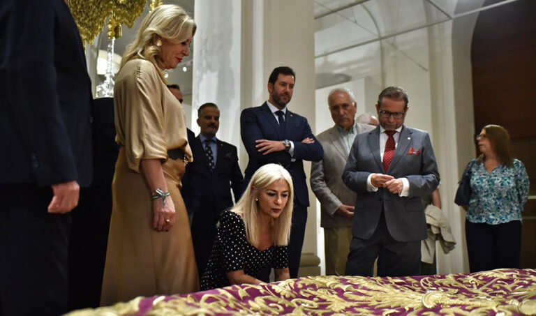 Patricia del Pozo y Carolina España en la inauguración de la exposición que reúne una treintena de piezas del ajuar de la Virgen de la Trinidad en el Museo de Málaga.