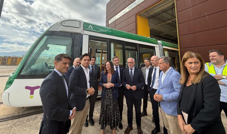 Rocío Díaz visita las instalaciones del tranvía de Jaén.