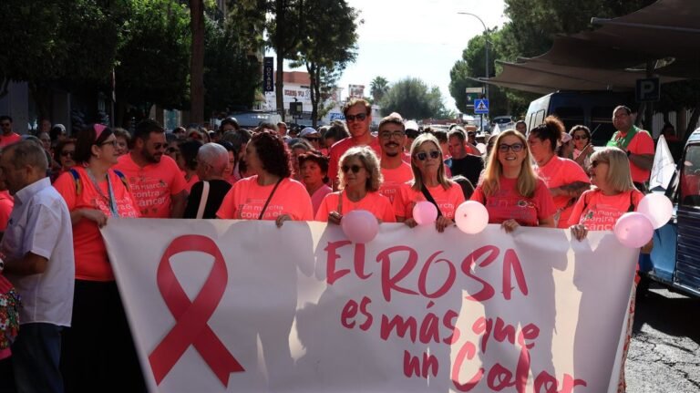 Marcha-contra-el-cancer-de-mama-reune-a-mil-personas.jpg