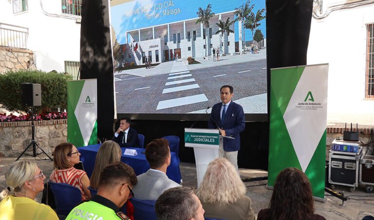 El consejero de Justicia, José Antonio Nieto, interviene durante la presentación de la nueva sede judicial de Torrox.