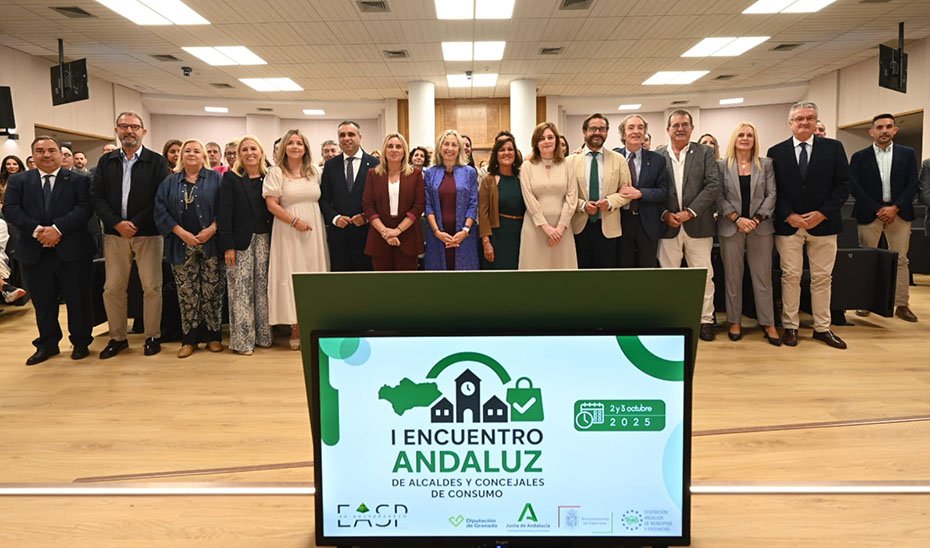 Foto de familia del I Encuentro Andaluz de Alcaldes y Concejales de Consumo.