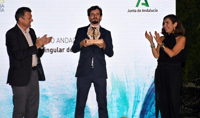 Rocío Blanco, consejera de Empleo, y Bruno García, alcalde de Cádiz, entregan uno de los Premiosa la Artesanía de Andalucía durante la gala.