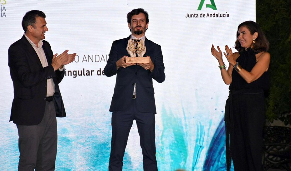 Rocío Blanco, consejera de Empleo, y Bruno García, alcalde de Cádiz, entregan uno de los Premiosa la Artesanía de Andalucía durante la gala.