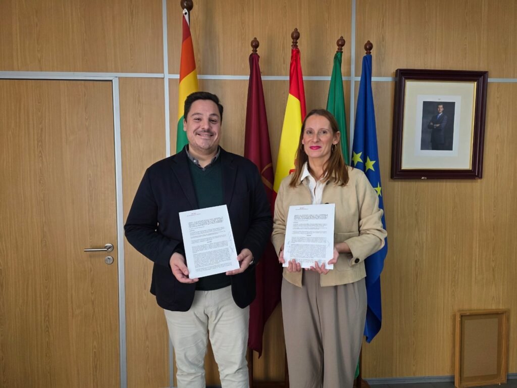 El-Ayuntamiento-de-Sevilla-y-la-Fundacion-Tres-Culturas-firman.jpeg