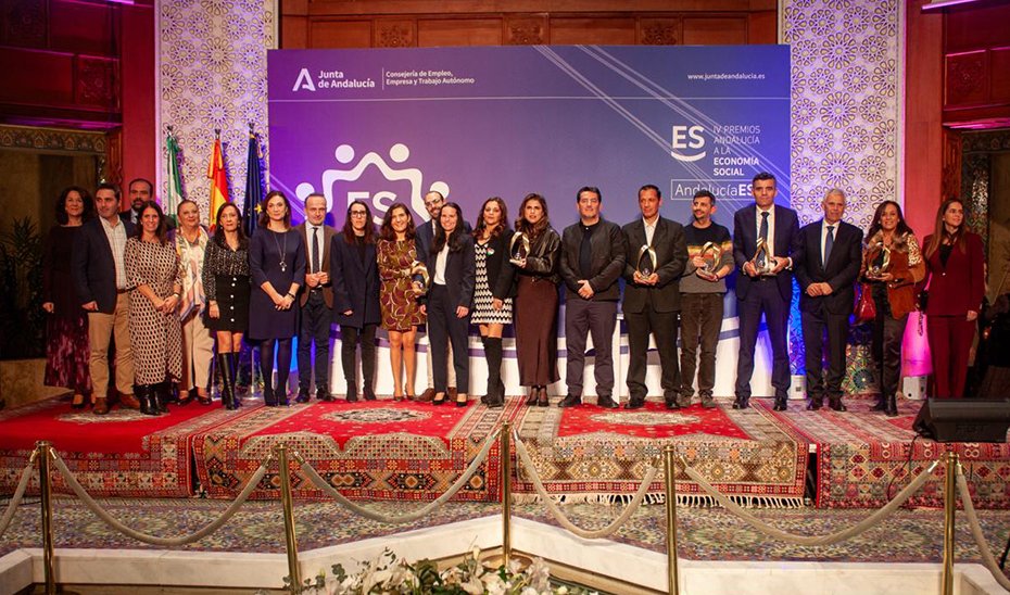 Foto de familia de la consejera de Empleo con los galardonados en los Premios Andalucía ES.