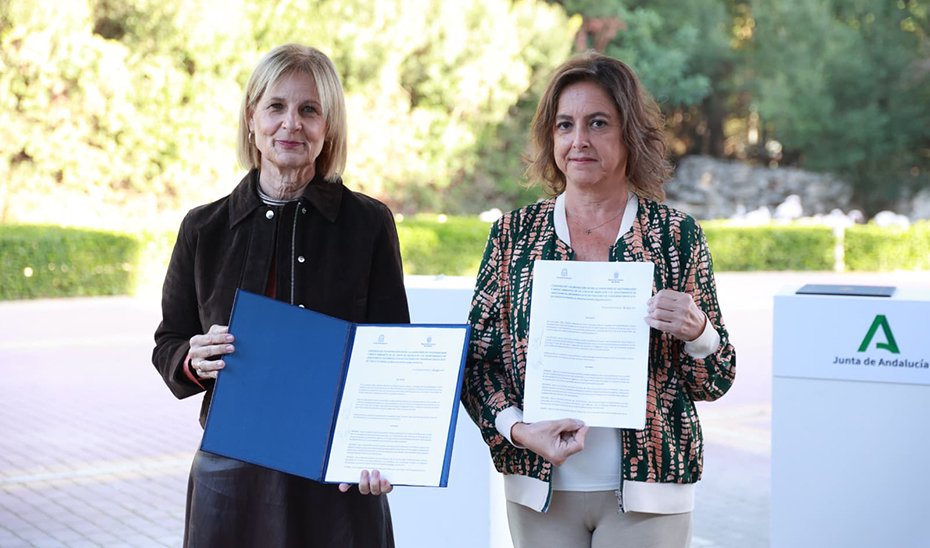 La consejera de Sostenibilidad, Catalina García, y la alcaldesa de Jerez, María José García-Pelayo, muestran el convenio suscrito para la conservación de la cerceta pardilla en el Zoobotánico de la localidad gaditana.