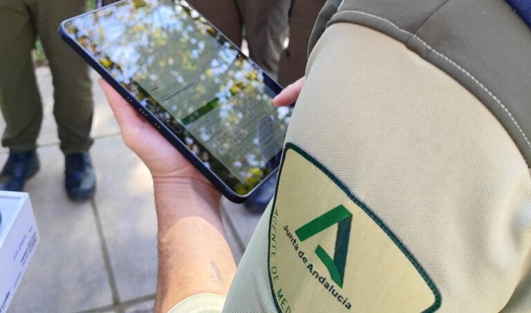 Un agente de Medio Ambiente consulta un dispositivo.