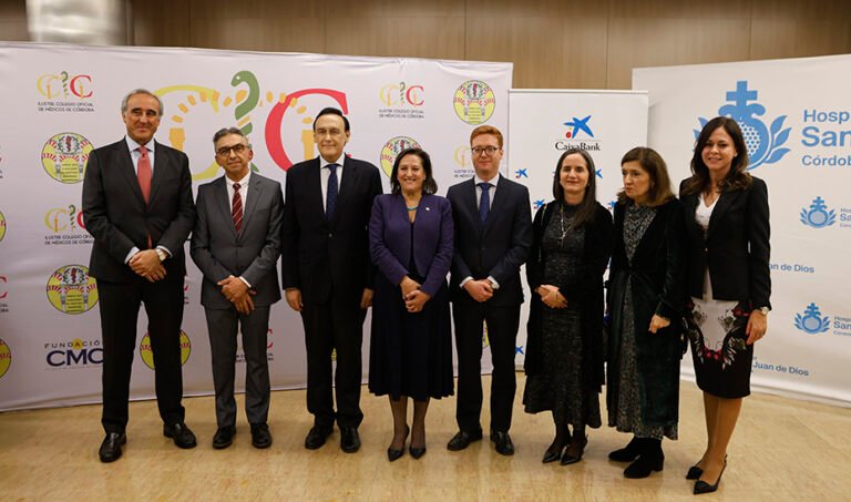 El consejero José Carlos Gómez Villamandos posa junto a otras personalidades durante la XXIII edición del Premio Nacional de Investigación que otorga el Colegio Oficial de Médicos de Córdoba.