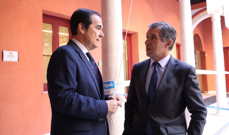 El consejero de Justicia, José Antonio Nieto, junto al presidente del TSJA, Lorenzo del Río, en una imagen de archivo.