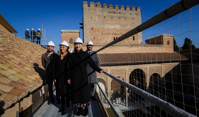 La consejera de Cultura, Patricia del Pozo, junto a la alcaldesa de Granada, Marifrán Carazo, durante la visita realizada a las cubiertas del Mexuar y los Palacios Nazaríes de la Alhambra de Granada.