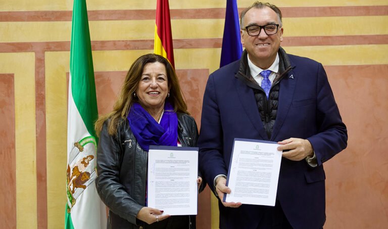 La consejera de Desarrollo Educativo, María del Carmen Castillo, y el consejero de Turismo, Arturo Bernal, muestran el convenio suscrito.