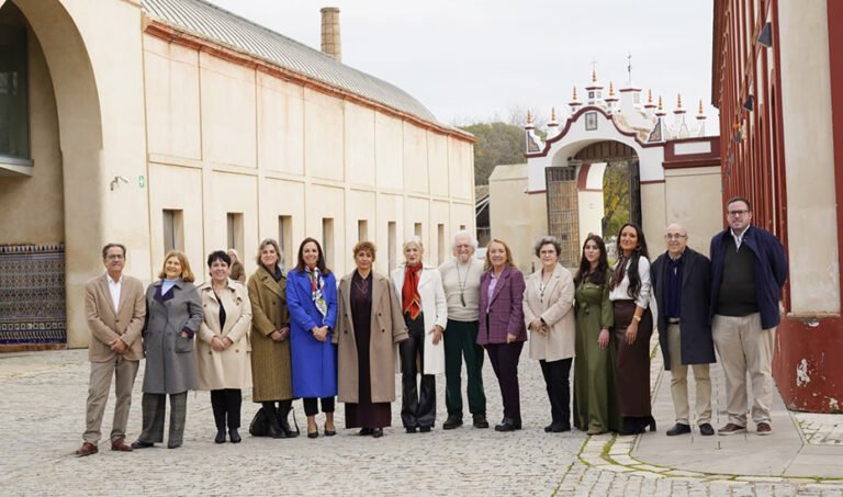 La consejera de Cultura, Patricia del Pozo, y el presidente de de la Fundación Rojas-Marcos, Alejandro Rojas-Marcos, en una foto de familia con los integrantes del grupo de trabajo sobre el habla andaluza, en la sede del IAPH (Sevilla).