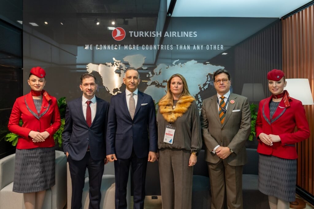 El-Ayuntamiento-firma-acuerdo-con-Turkish-Airlines-para-promocionar-Sevilla.jpeg