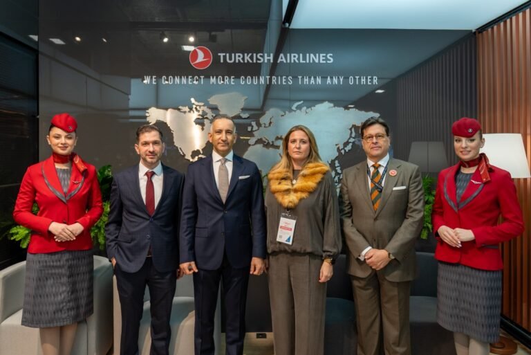 El-Ayuntamiento-firma-acuerdo-con-Turkish-Airlines-para-promocionar-Sevilla.jpeg