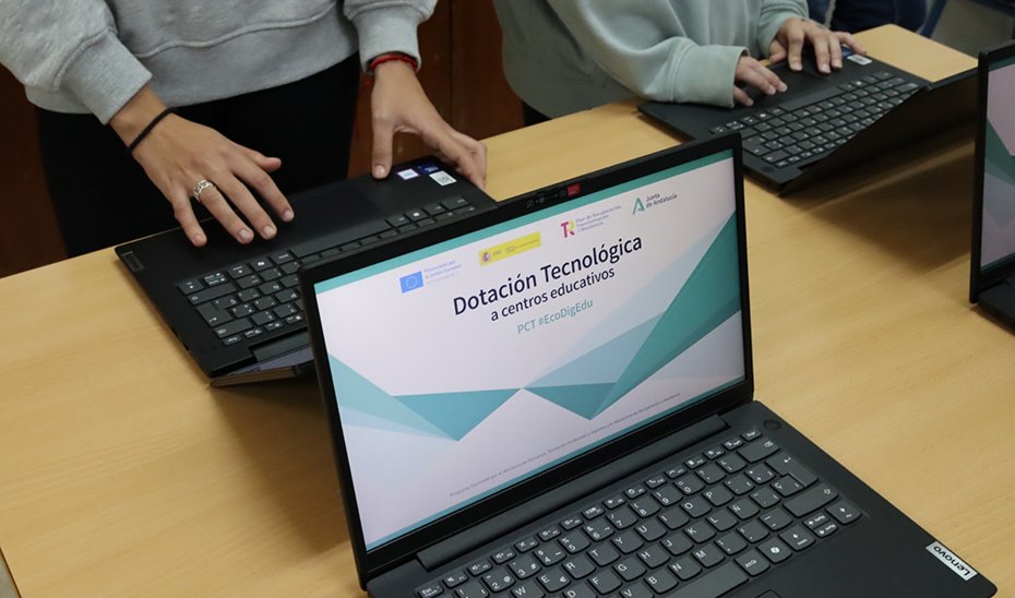 Alumnos usan ordenadores portátiles en un centro educativo.