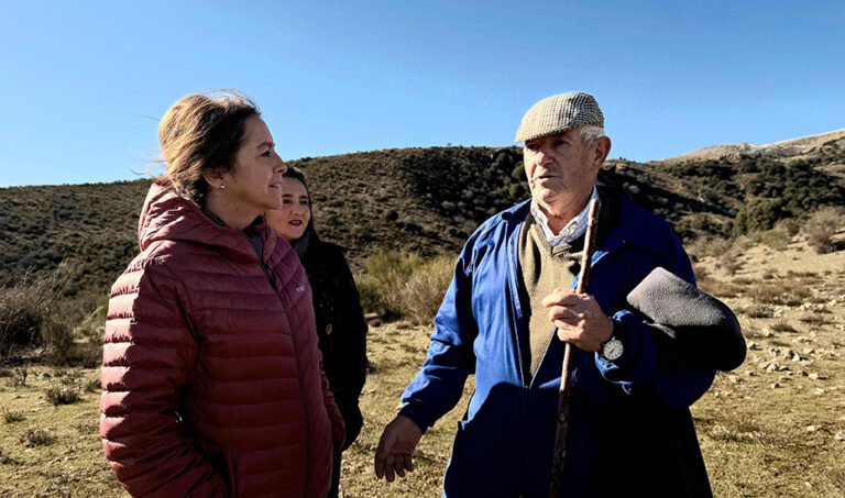 Catalina García, en Santiago-Pontones, con un pastor del Parque Natural de las Sierras de Cazorla, Segura y Las Villas.