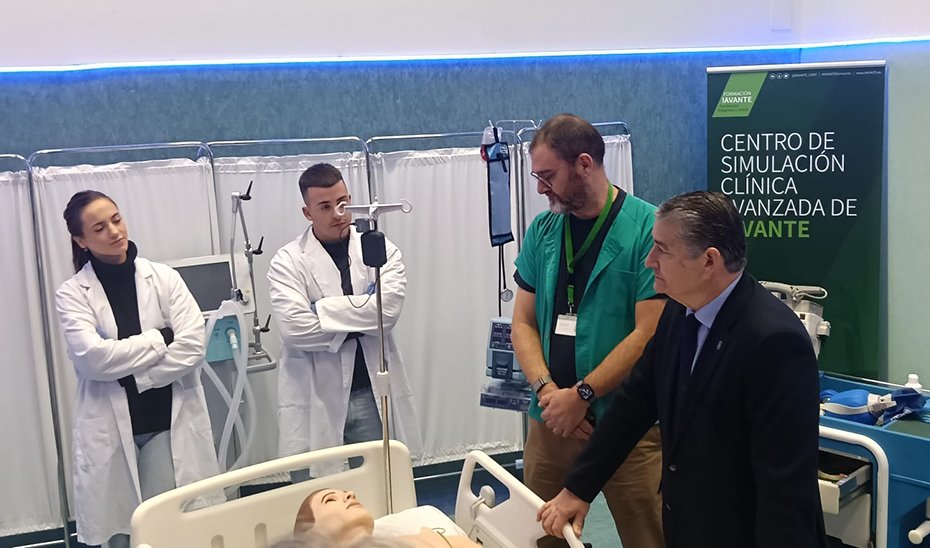 El consejero Sanidad, Presidencia y Emergencias, Antonio Sanz, en una visita al Centro de Simulación Clínica Avanzada de Iavante.