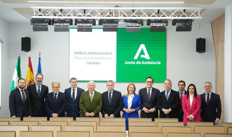 Consejeros de la Junta y otros representantes institucionales, en la presentación del Palacio de Justicia de Córdoba tras su rehabilitación integral.