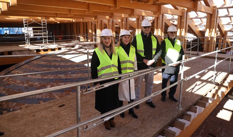 La consejera de Economía, Carolina España, y la consejera de Cultura, Patricia del Pozo, en un momento de la visita a las obras en las cubiertas de la Catedral de Málaga.