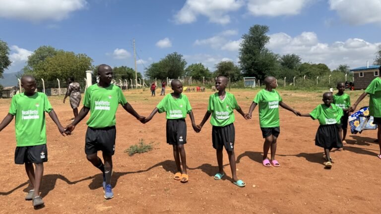 Los-ninos-y-ninas-de-Kenia-disfrutan-del-material-deportivo.jpg