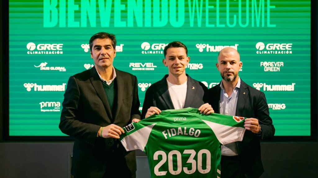 El-Real-Betis-presenta-a-Alvaro-Fidalgo-su-nuevo-fichaje.jpg