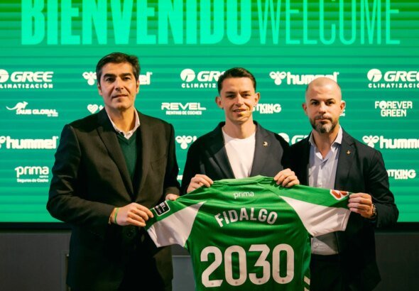 El-Real-Betis-presenta-a-Alvaro-Fidalgo-su-nuevo-fichaje.jpg
