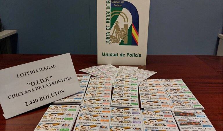 Boletos ilegales incautados por la agentes del Área de Juego de la Unidad de Policía Nacional Adscrita a la Junta, con sede en Cádiz.