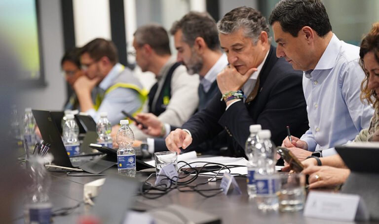 El presidente de la Junta, Juanma Moreno, y el consejero de Sanidad, Presidencia y Emergencias, Antonio Sanz, durante el Comité Asesor del Plan Territorial de Emergencias de Andalucía.