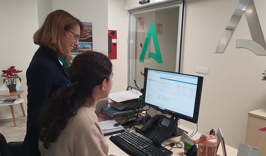 Prácticas de una alumna en las dependencias del Servicio Andaluz de Salud.