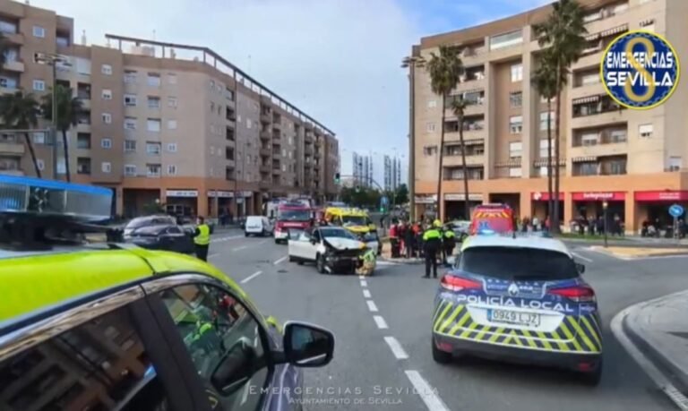 Tres-personas-heridas-en-Sevilla-por-vuelco-de-vehiculo-tras.jpg