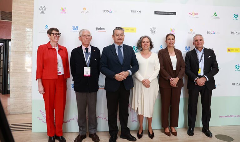 Antonio Sanz, junto a miembros de la organización, en el XIII Congreso Español de Lactancia Materna.