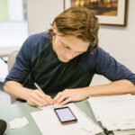 Estudiante universitario preparando un examen.