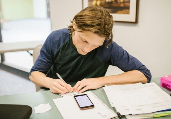 Estudiante universitario preparando un examen.