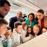 Catalina García contempla, junto a un grupo de escolares, uno de los elementos del
