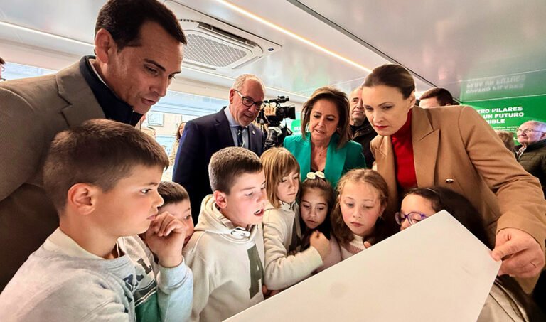 Catalina García contempla, junto a un grupo de escolares, uno de los elementos del
