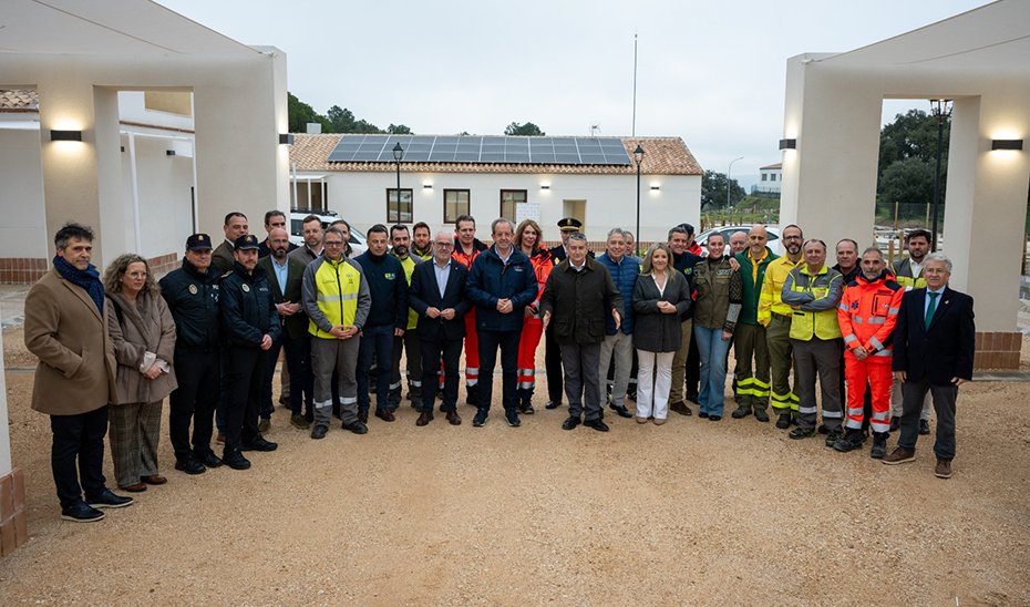 Foto de familia del acto de inauguración del nuevo Cecop del Cerro del Cabezo, en Andújar.