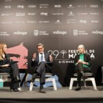 Los consejeros Patricia del Pozo y Jorge Paradela, durante un momento del encuentro, celebrado en el marco del Festival de Cine de Málaga.