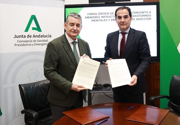 Los consejeros de Sanidad, Antonio Sanz, y de Justicia, José Antonio Nieto, tras la firma del protocolo de coordinación para menores infractores.