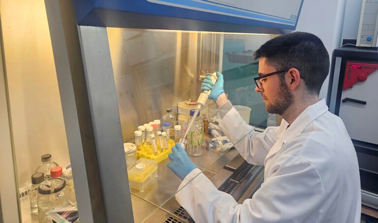 Investigador del grupo Biotecnología Molecular del área de Bioquímica y Biología Molecular de la UCA.