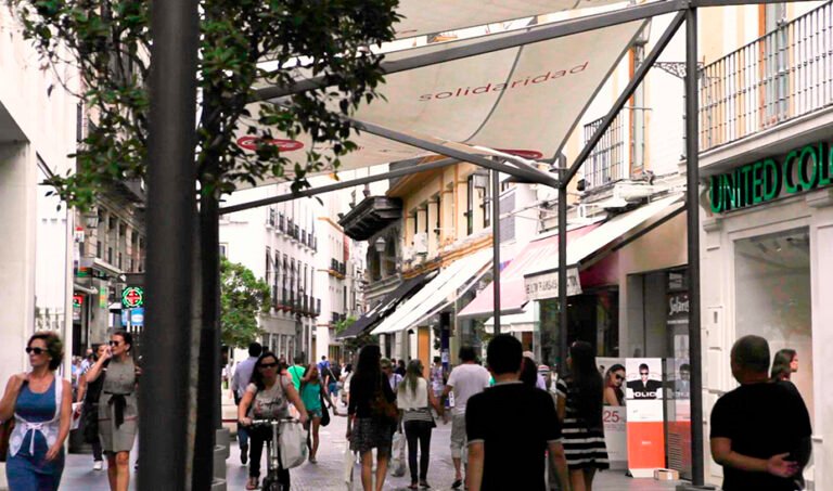 Calle del centro de Sevilla integrada en la iniciativa Centro Comercial Abierto.