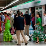 Usuarios del Metro de Sevilla en la estación Parque de los Príncipes durante la Feria de Abril.