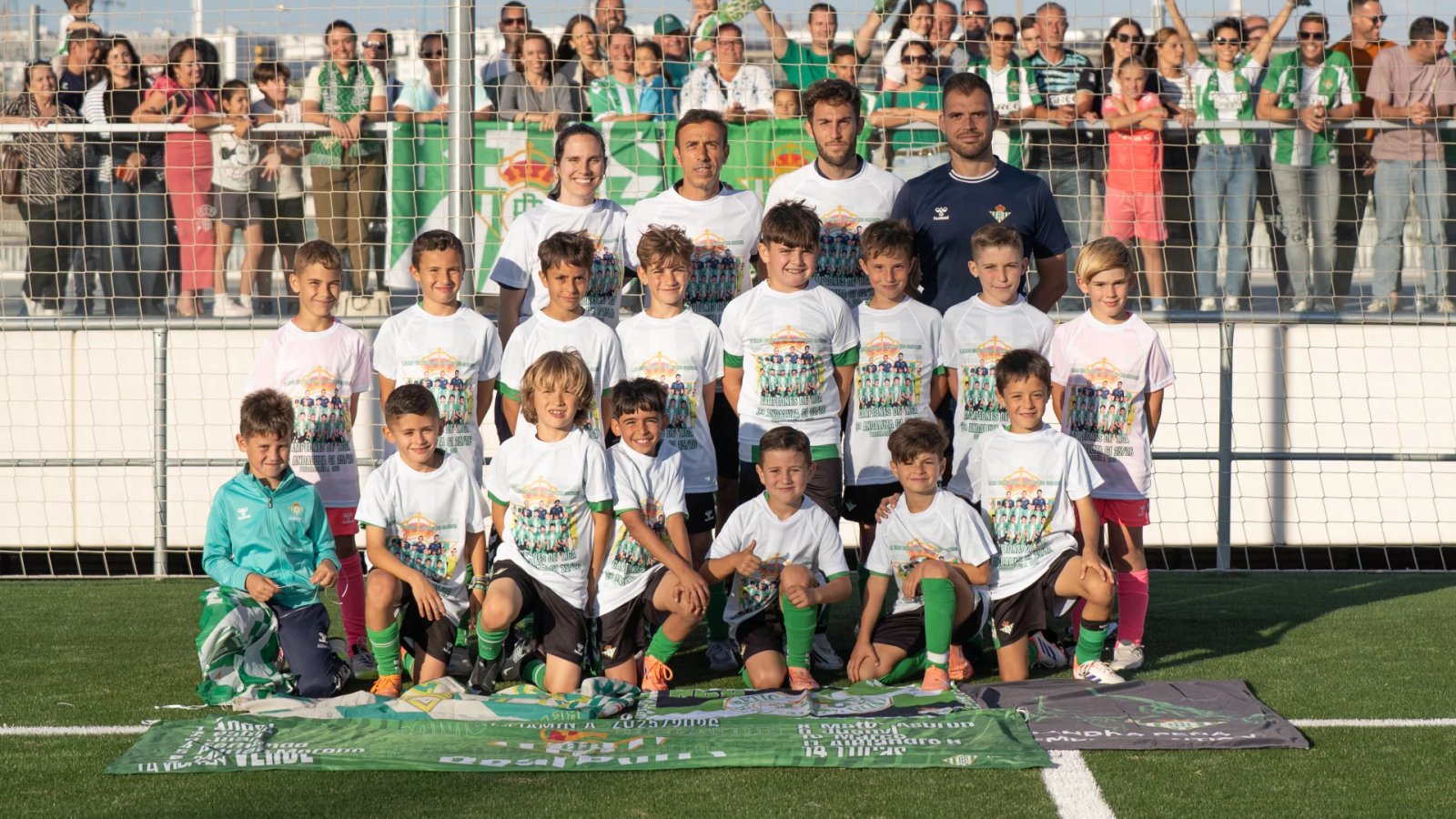 El-Prebenjamin-A-del-Real-Betis-conquista-trofeo-de-liga.jpg