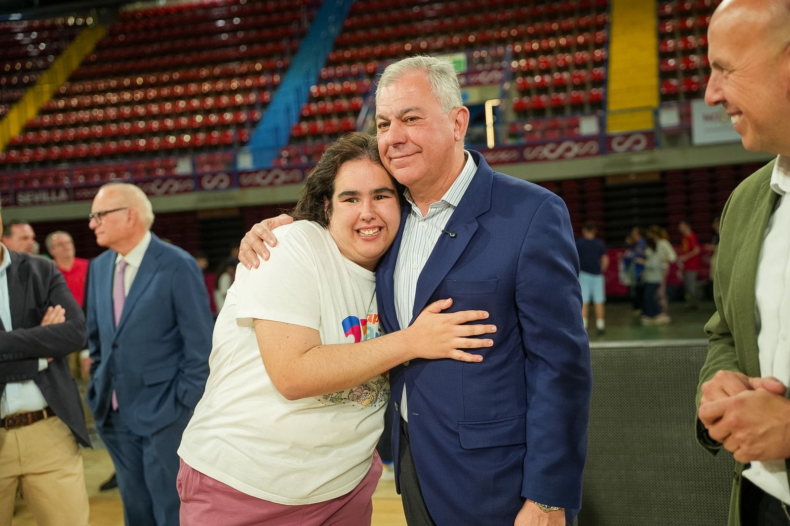 El-alcalde-de-Sevilla-en-el-X-Festival-de-Futbol.jpeg