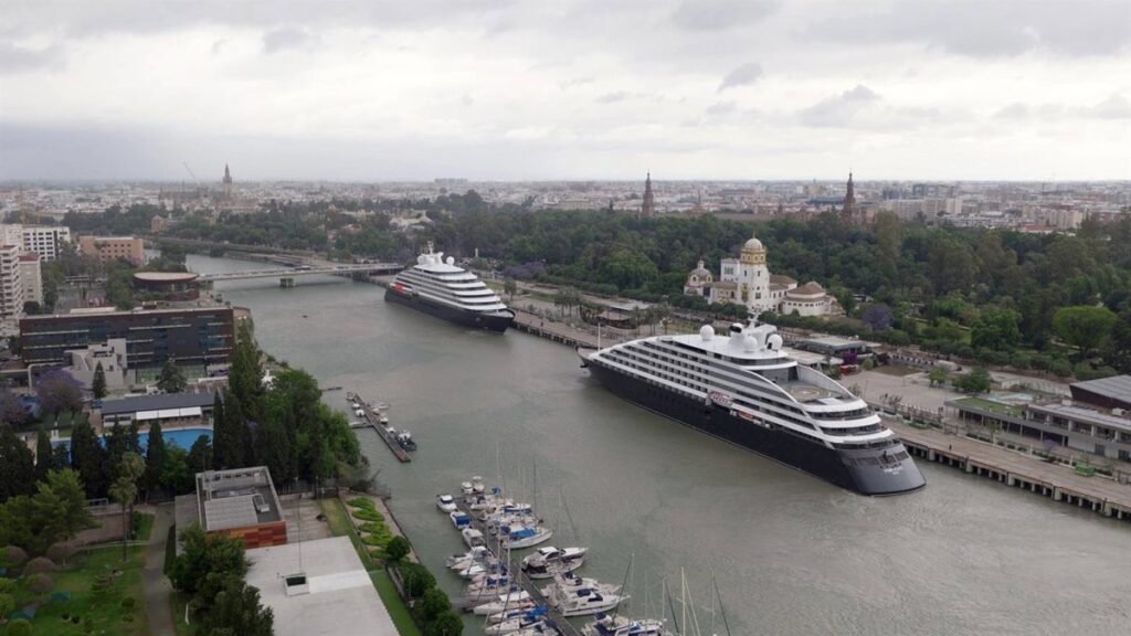 Sevilla-recibe-por-primera-vez-dos-cruceros-gemelos-de-lujo.jpg